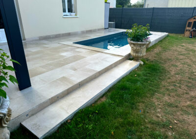 Terrasse en travertin et piscine. Carrelage